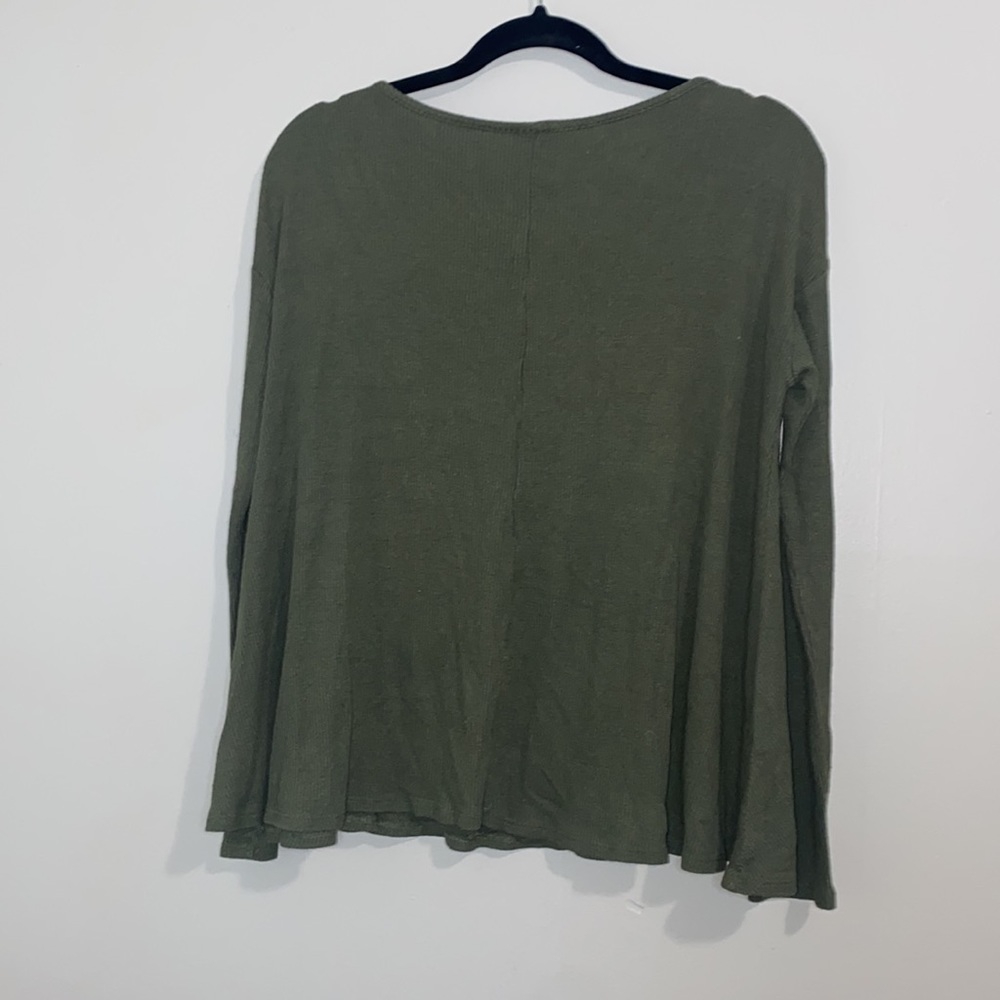 🎱Olive green ribbed flowy long sleeved top! - Picture 4 of 7